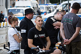 Neben PEGIDA-Rechtsanwalt Jens Lorek sind auch Mitglieder der Chemnitzer Hooliganszene vor Ort