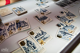 In der Ausstellung befinden sich auch viele Spiele zum Thema Stadt. Neben Stadt-Baukästen aus verschiedenen Jahrzehnten wird ein Kartenspiel mit Ansichten verschiedener deutscher Städte gezeigt.