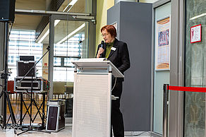 Foto von der Eröffnung der neuen Mensa-Ausgabe mit der Geschäftsführerin des Studentenwerks Anja Schönherr