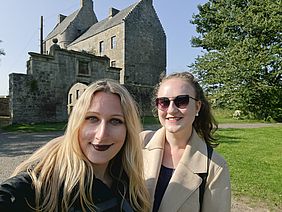 Anika und Nadine vor Midhope Castle, Lallybroch, Schottland