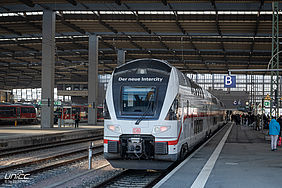 Ein Intercity 2 des Typs Stadtler KISS im Hauptbahnhof Chemnitz
