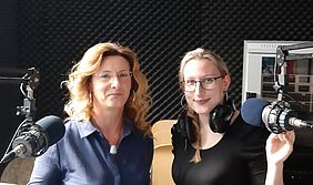 Hypnotiseurin Kathrin Oelsner und Moderatorin Anika