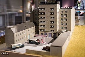 In Chemnitz steht eines der ersten Parkhäuser Deutschlands. Ein Modell des 1928 erbauten und heute noch erhaltenen Gebäudes an der Zwickauer Straße ist Bestandteil der Ausstellung.