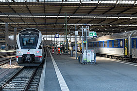 Der neue IC für Chemnitz neben dem RE 6 der Mitteldeutschen Regiobahn am Bahnsteig in Chemnitz Hbf