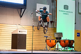 Foto des Trail-Bikers Marco Thomä bei der Immatrikulationsfeier der TU Chemnitz