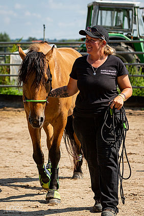 Foto von Mustang Casanova und Trainerin Janell Baader beim Training