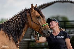 Foto von Mustang Casanova und Trainerin Janell Baader beim Training