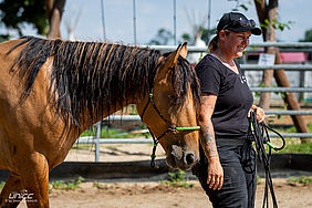 Foto von Mustang Casanova und Trainerin Janell Baader beim Training