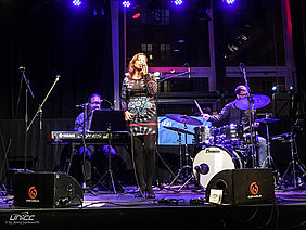 Konzertfoto von Rieke Katz beim Uniceff Benefizkonzert im Weltecho