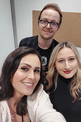 Sharon Den Adel (l.) mit Unicc Moderatoren Ludwig und Anika in Leipzig., Interview 2022