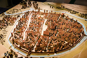 Die Ausstellung beherbergt viele Stadtmodelle. So auch ein Modell von Chemnitz um 1760 mit Stadtmauer und Vororten.