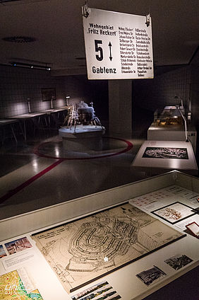 Auch der Städtebau nach dem zweiten Weltkrieg in Chemnitz wird in der Ausstellung behandelt und wird repräsentiert durch ein Schild der Straßenbahnneubaustrecke und Planungsunterlagen zum Wohngebiet "Fritz Heckert", heute Chemnitz-Hutholz.