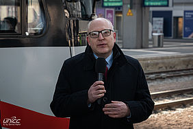 Der Chemnitzer Oberbürgermeister Sven Schulze begrüßt die neue Verbindung mahnt aber zu weiteren Verbesserungen