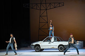 Foto von Eiko Keller (Travis), Erik van Hoof (Chuck Cranston), Sophie Mefan (Ariel Moore), Alexander Findewirth (Lyle) auf der Bühne (Foto: Nasser Hashemi)