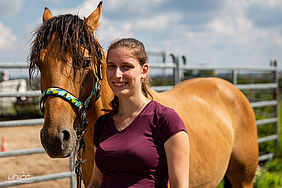 Foto von Mustang Casanova und Redakteurin Jenny