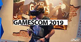 Wieland hat eine VR-Brille auf, im Vordergrund der Text "Gamescom 2019"