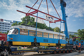 Die Tramwagen wurden mit einem Schwerlastkran auf das vorbereitete Gleis gehoben