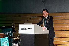 Foto des Rektors der TU Chemnitz, Prof. Dr. Strohmeier bei der Immatrikulationsfeier der TU Chemnitz