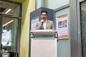 Foto von der Eröffnung der neuen Mensa-Ausgabe mit dem Mensaleiter André Müller