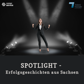 Großer Text "Spotlight - Erfolgsgeschichten aus Sachsen". Im oberen Teil des Bildes eine Frau im Anzug, die von mehreren Scheinwerfern beleuchtet wird.
