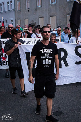 Die Bekleidungsaufschriften einiger Demonstranten sprechen eine deutliche Sprache