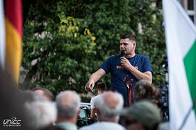 Robert Andres eröffnet die ausländerfeindliche Demonstration