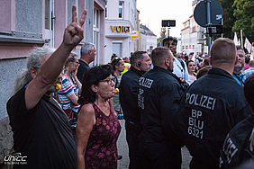 Protestierende Nachbarn mussten von Polizeikräften vor den Rechten geschützt werden