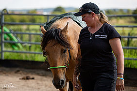 Foto von Mustang Casanova und Trainerin Janell Baader beim Training