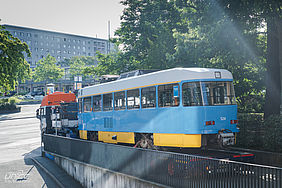 Der Tieflader musste rückwärts bis vor die Stadthalleeinparken