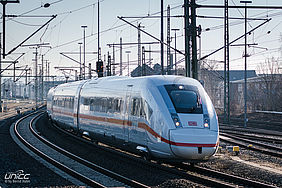 Ein Bild auf das man wohl noch lange warten muss, um es täglich sehen zu können: Ein ICE der vierten Generation verlässt den Chemnitzer Hauptbahnhof.