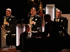 Konzertfoto von Max Raabe und Palast Orchester - Der perfekte Moment... wird heut verpennt in der Stadthalle Chemnitz