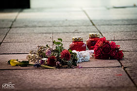 Das Aufstellen von brennenden Kerzen am Gedenkstein war untersagt