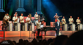 Konzertfoto von Max Raabe und Palast Orchester - Der perfekte Moment... wird heut verpennt in der Stadthalle Chemnitz