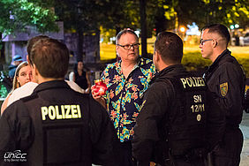 Die Polizei spricht am Mahnmahl für Daniel H. Platzverweise aus