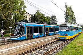 Foto der Einweihung der neuen Škodabahnen