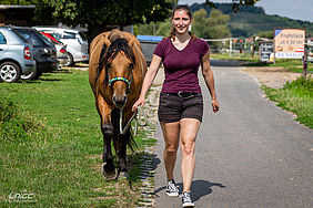 Foto von Mustang Casanova und Redakteurin Jenny