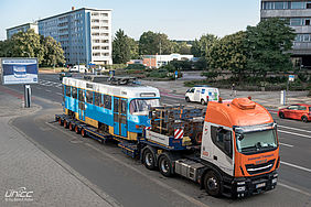 Die alten Tramwagen wurden mit einem Tieflader angeliefert