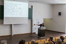 Foto der Präsentation des Masterplans TUC Campus Reichenhainerstraße mit dem Preisträger Freianlagen, A.W. Faust