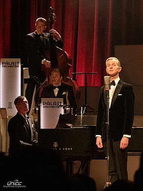 Konzertfoto von Max Raabe und Palast Orchester - Der perfekte Moment... wird heut verpennt in der Stadthalle Chemnitz