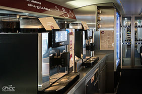 Zwei selbstbedienungsbistros mit Kaffee-Automaten, gekühlten Getränken und Snacks stehen für die Fahrgäste bereit