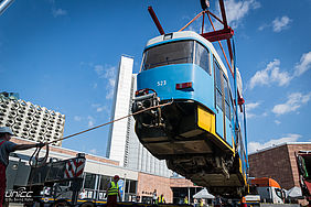 Imposant schwebt die Tatra-Bahn vor der Stadthalle