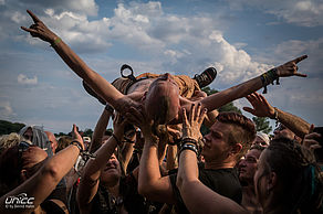 Crowdsurfing während des Coppelius-Konzerts