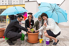 Blumenaussaat v.l.n.r.: Prof. Dr. Gerd Strohmeier, Anja Schönherr, Barbara Ludwig, Dr. Eva-Maria Stange