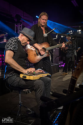 Christian Haase und Mario Ferraro am den Gitarren