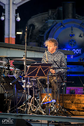 Ein talentierter junger Drummer eröffnette den Abend