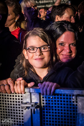 Auch spät am Abend sind noch Kinder an der Bühne