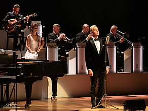 Konzertfoto von Max Raabe und Palast Orchester - Der perfekte Moment... wird heut verpennt in der Stadthalle Chemnitz