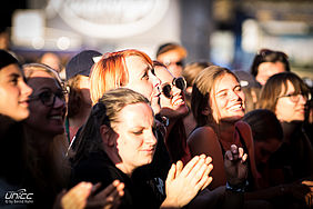 Begeisterte Fans bei LEA am Elbufer