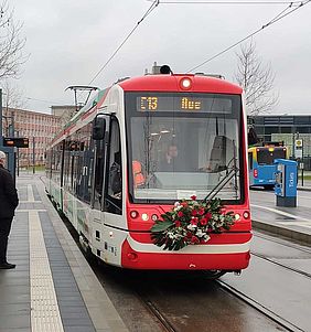 Die festlich geschmückte Bahn fährt am TU Campus vor