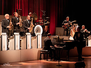 Konzertfoto von Max Raabe und Palast Orchester - Der perfekte Moment... wird heut verpennt in der Stadthalle Chemnitz